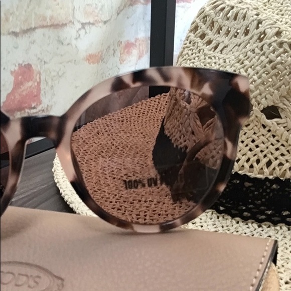 New Tod’s 54mm Round Cat Eye Sunglasses UV Protective Lenses with Case - Picture 2 of 9